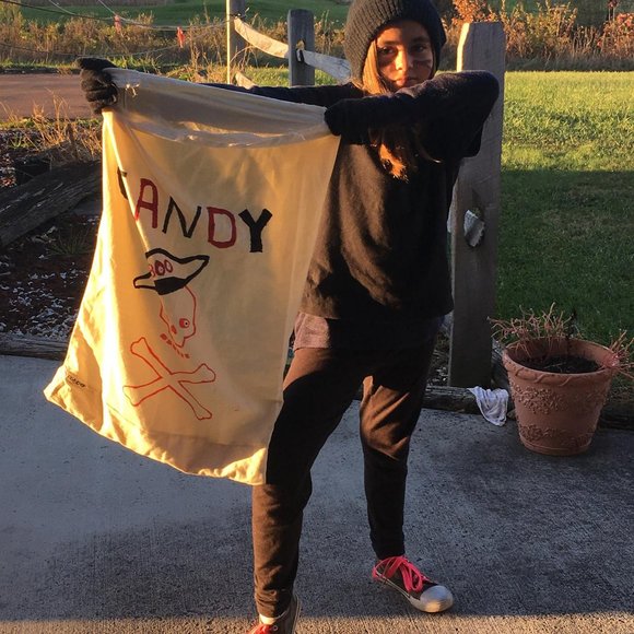 CLOSET CLEAN OUT! BUNDLE 3 OR MORE FOR 50% OFF - Picture 11 of 16